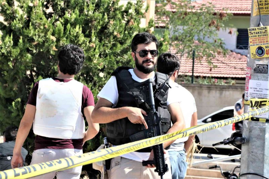 Banka Şube Müdürünü Ve Çalışanları Rehin Alan Şahıs 2 Saat Sonra İkna Edildi