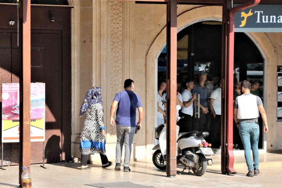 Banka Şube Müdürünü Ve Çalışanları Rehin Alan Şahıs 2 Saat Sonra İkna Edildi