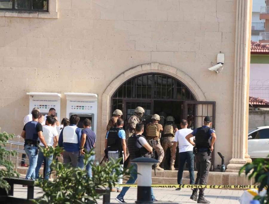 Banka Şube Müdürünü Ve Çalışanları Rehin Alan Şahıs 2 Saat Sonra İkna Edildi