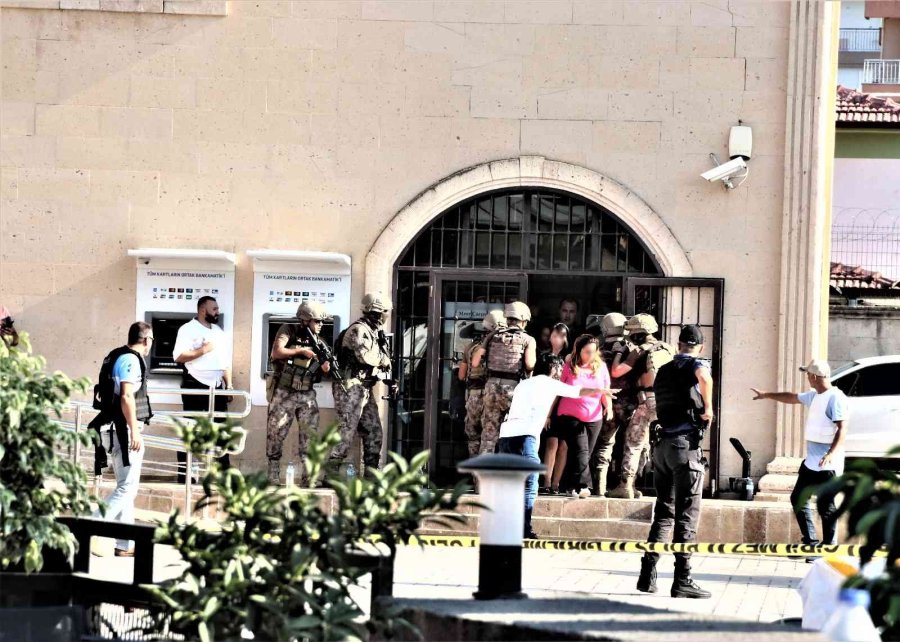 Banka Şube Müdürünü Ve Çalışanları Rehin Alan Şahıs 2 Saat Sonra İkna Edildi