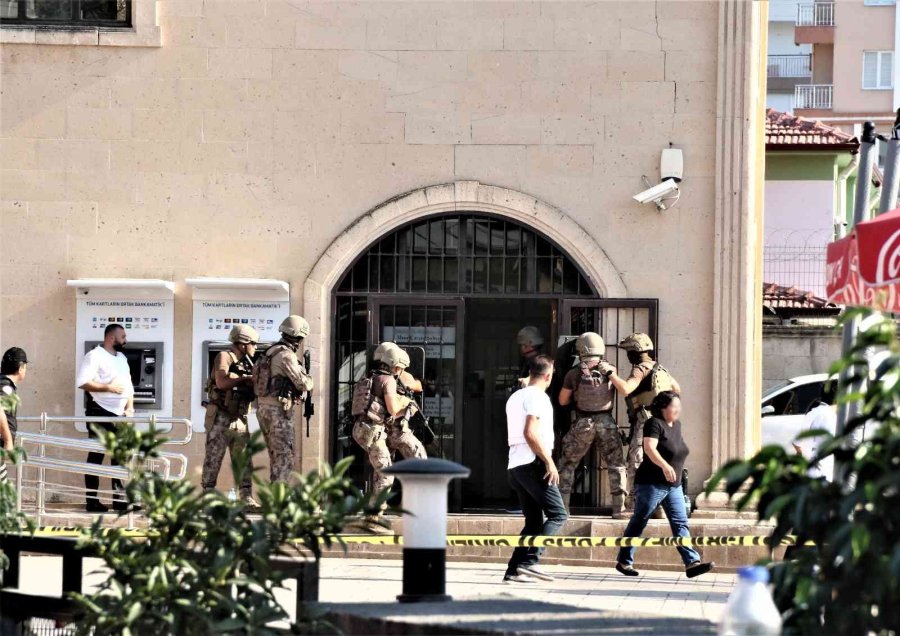 Banka Şube Müdürünü Ve Çalışanları Rehin Alan Şahıs 2 Saat Sonra İkna Edildi