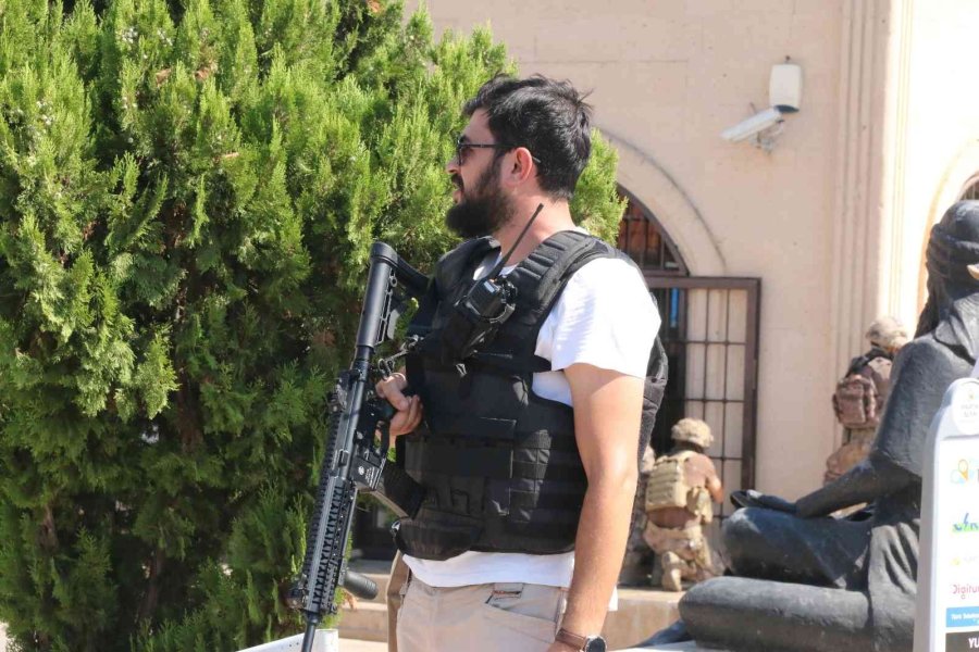 Banka Şube Müdürünü Ve Çalışanları Rehin Alan Şahıs 2 Saat Sonra İkna Edildi