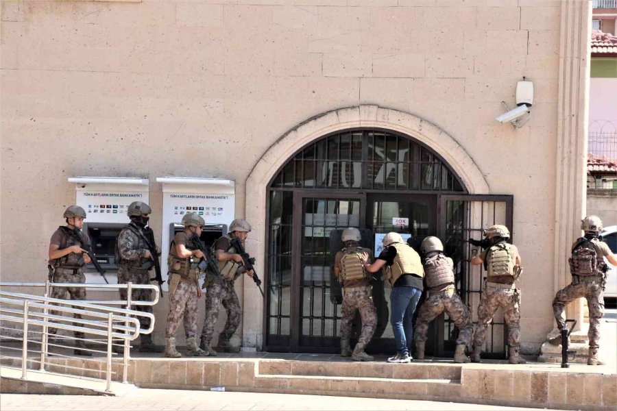 Banka Şube Müdürünü Ve Çalışanları Rehin Alan Şahıs 2 Saat Sonra İkna Edildi