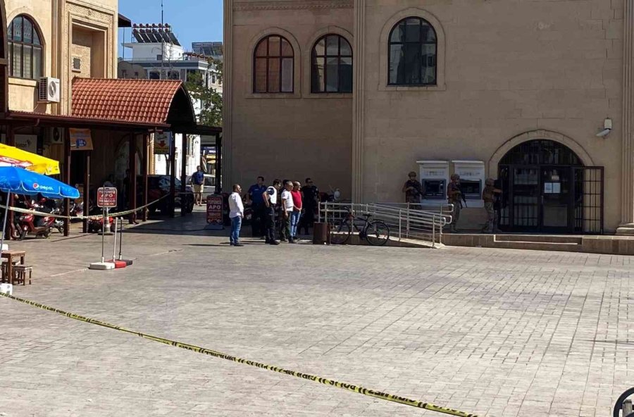 Antalya’da Bir Bankanın Müdürü Rehin Alındı