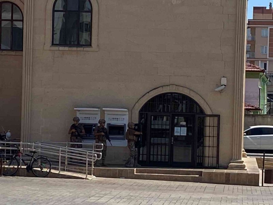 Antalya’da Bir Bankanın Müdürü Rehin Alındı