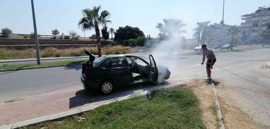 Yanan Otomobilden, Eşi Ve Çocuklarını Çıkardı