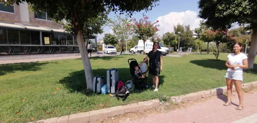 Yanan Otomobilden, Eşi Ve Çocuklarını Çıkardı