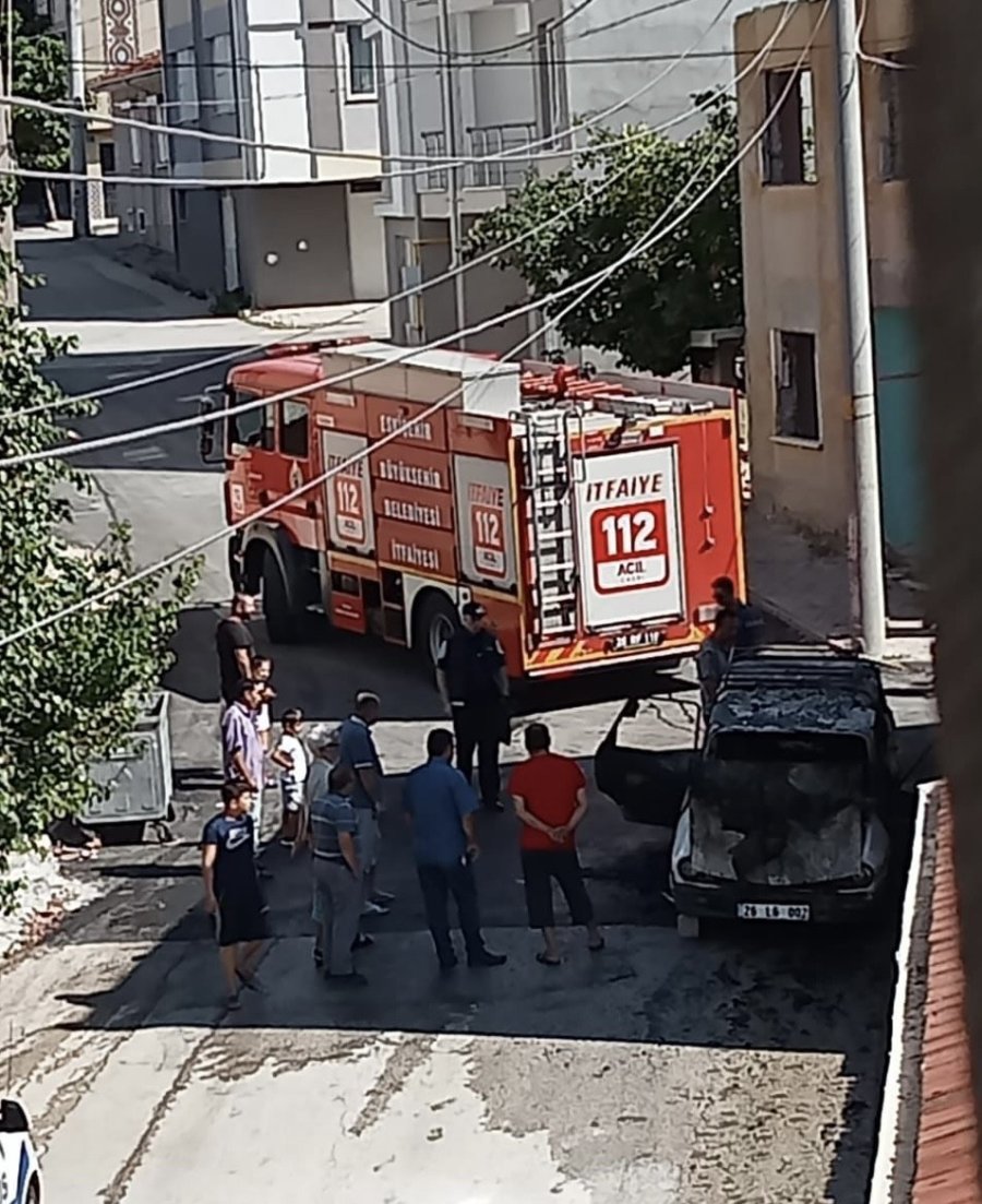 Park Halindeki Otomobilde Yangın Çıktı