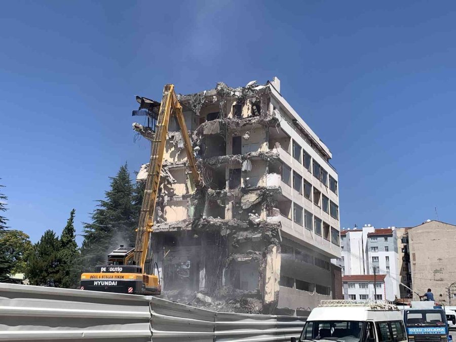 Tarihi Otelin Yıkımı Sürüyor