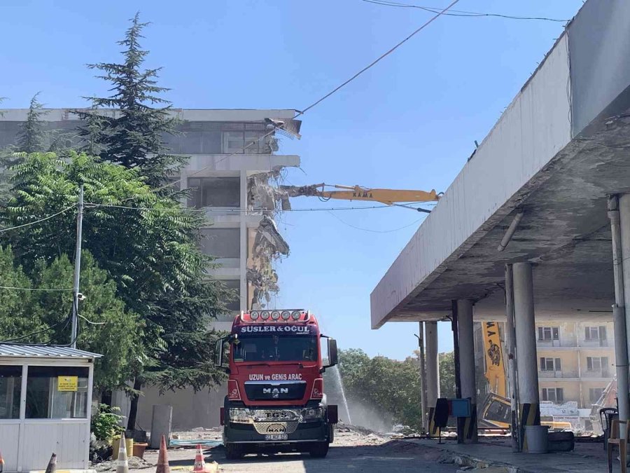 Tarihi Otelin Yıkımı Sürüyor