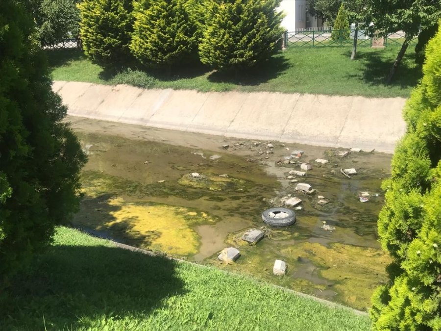 Su Çekilince Kanaldaki Atıklar Ortaya Çıktı