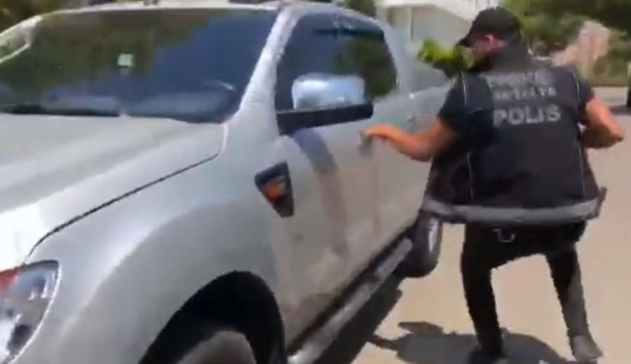 Araç Lastiğinde Uyuşturucu Sevkiyatı Polisin Film Gibi Operasyonuyla Engellendi