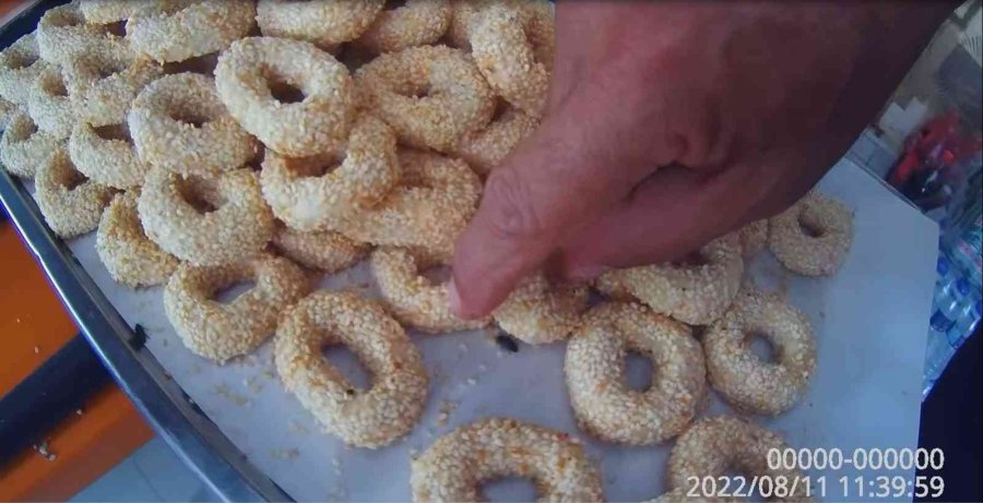 Böcekli Pastalara El Konuldu