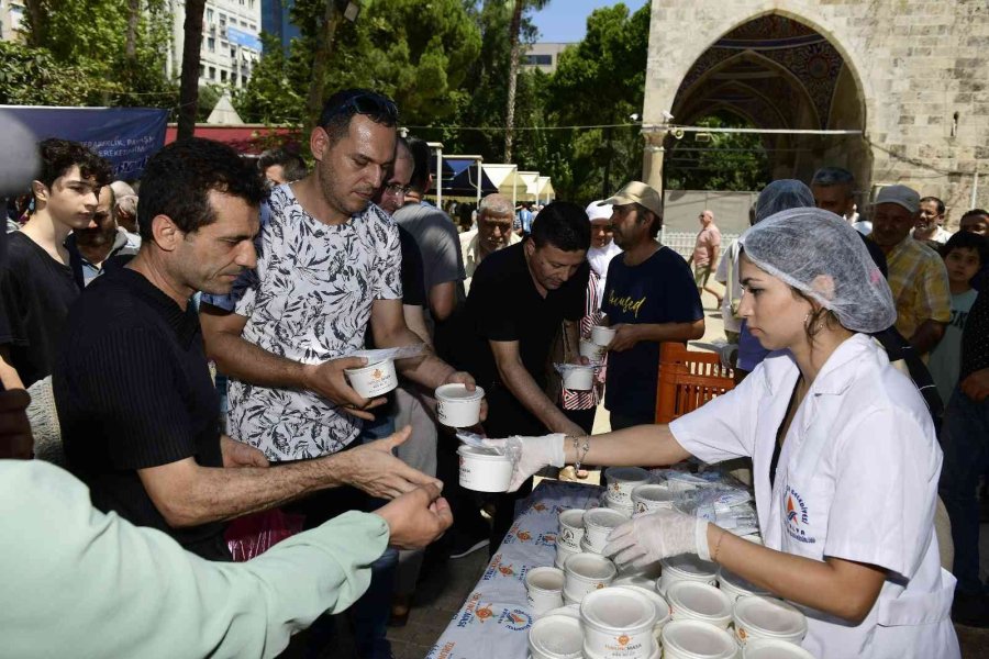 Muratpaşa Belediyesi Aşure İkramı Yaptı