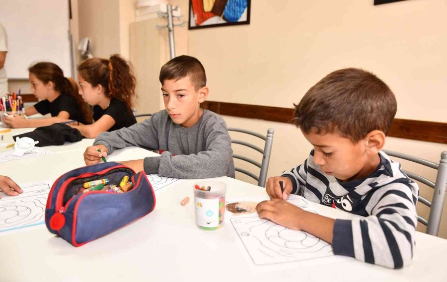 Çocuklar Resim Yapmayı Çok Seviyor