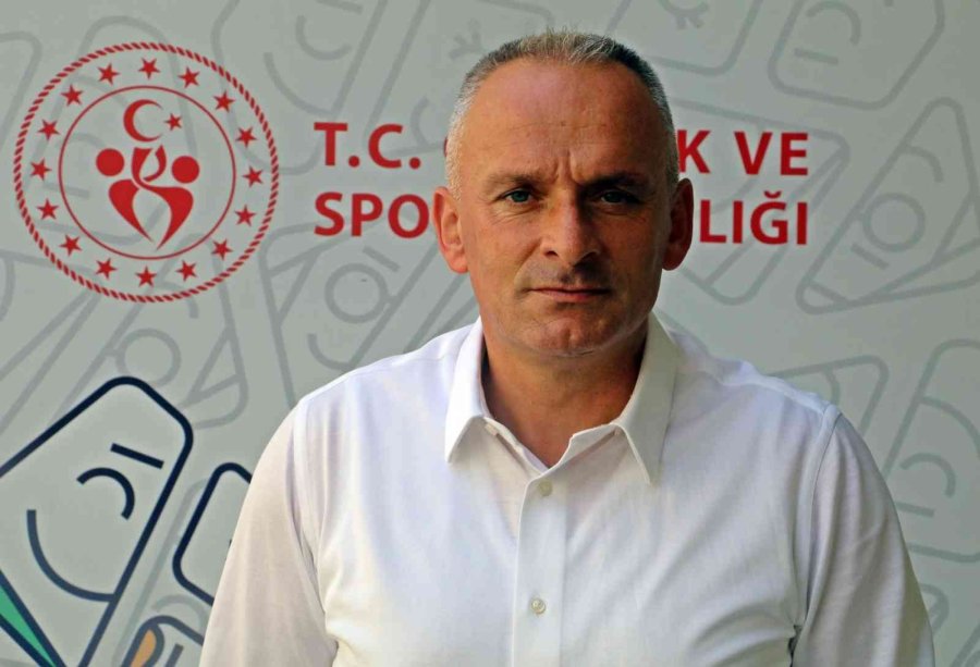 Gençlerin Otobüs Bileti Parasına Antalya’daki 5 Yıldızlı Tatili, Turistleri Kıskandırıyor