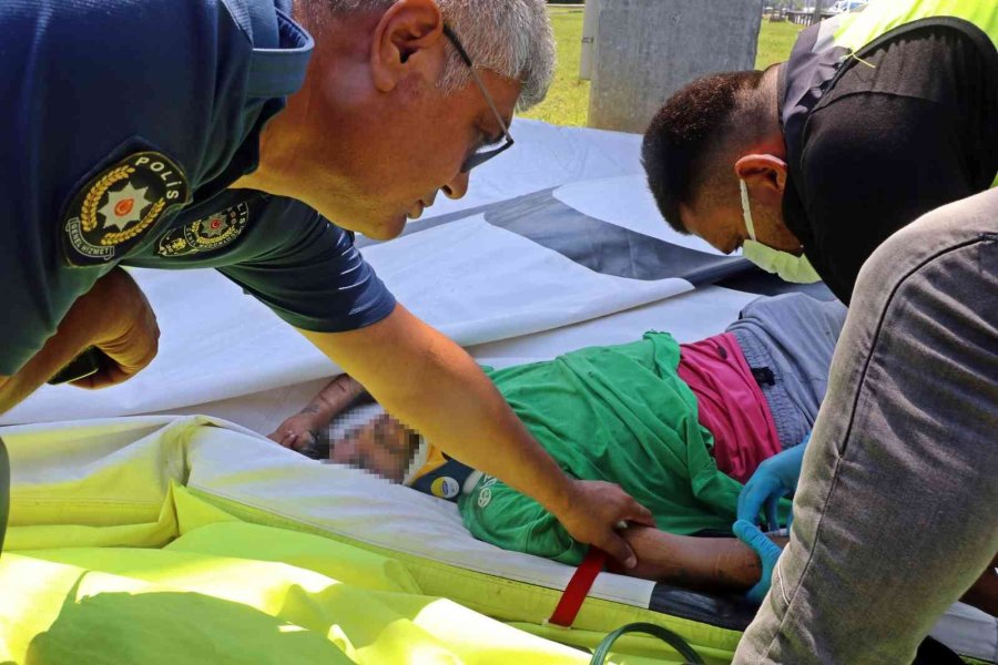 Kırık Bacakla Üst Geçitten Brandaya Atladı, Yanına Gelen Polise ‘kusura Bakma’ Dedi