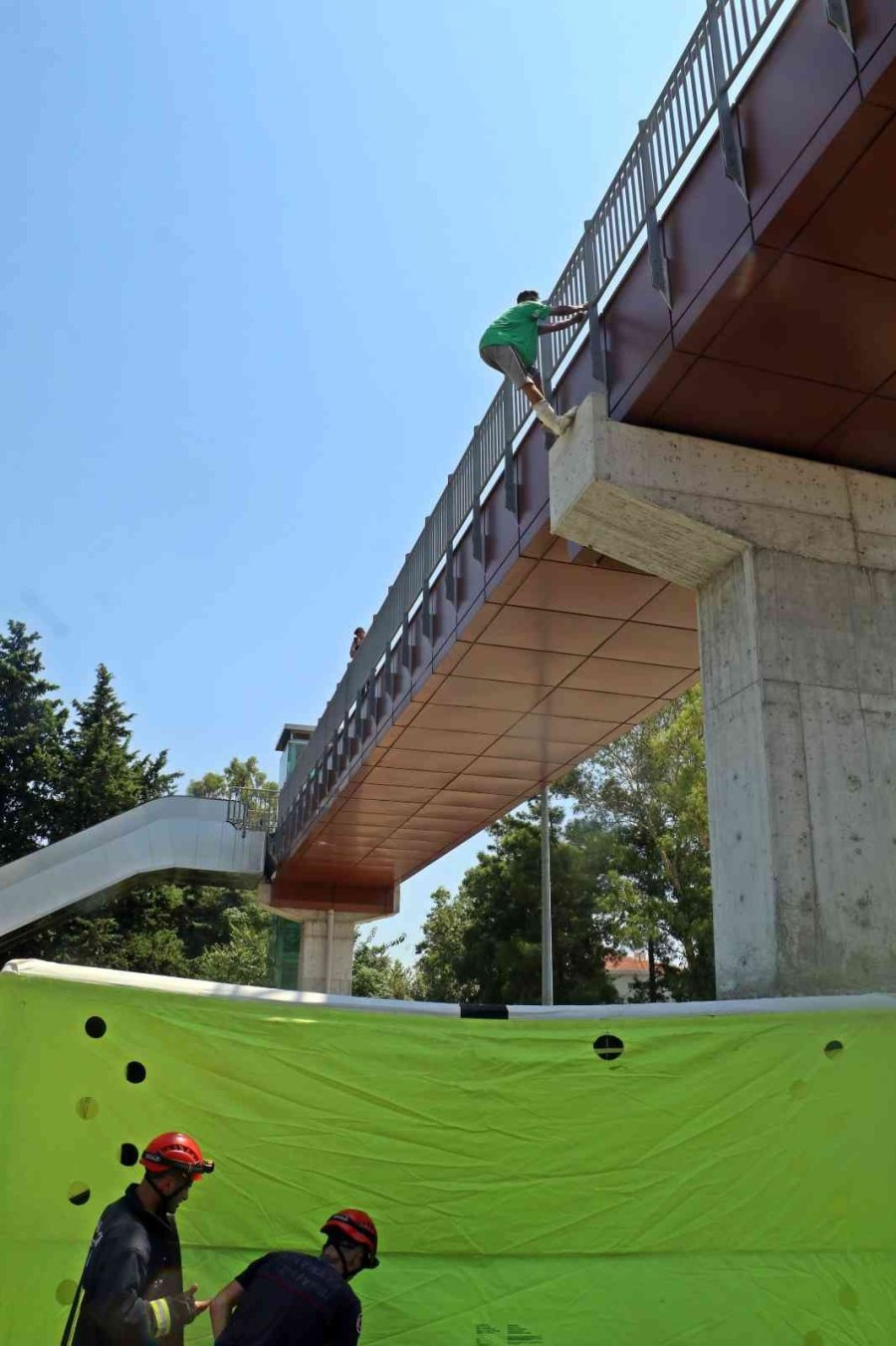 Kırık Bacakla Üst Geçitten Brandaya Atladı, Yanına Gelen Polise ‘kusura Bakma’ Dedi