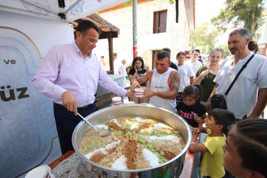 Kaş Belediyesinden Aşure İkramı