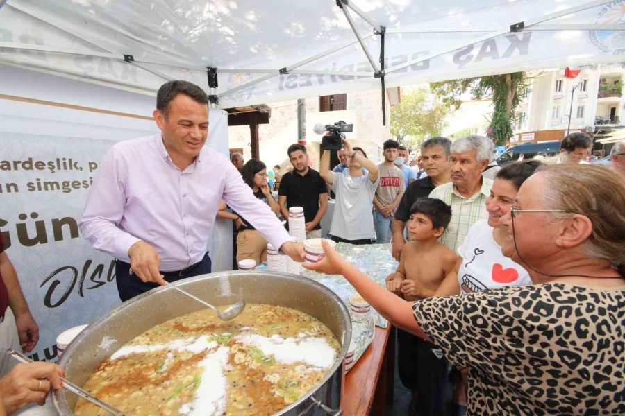 Kaş Belediyesinden Aşure İkramı