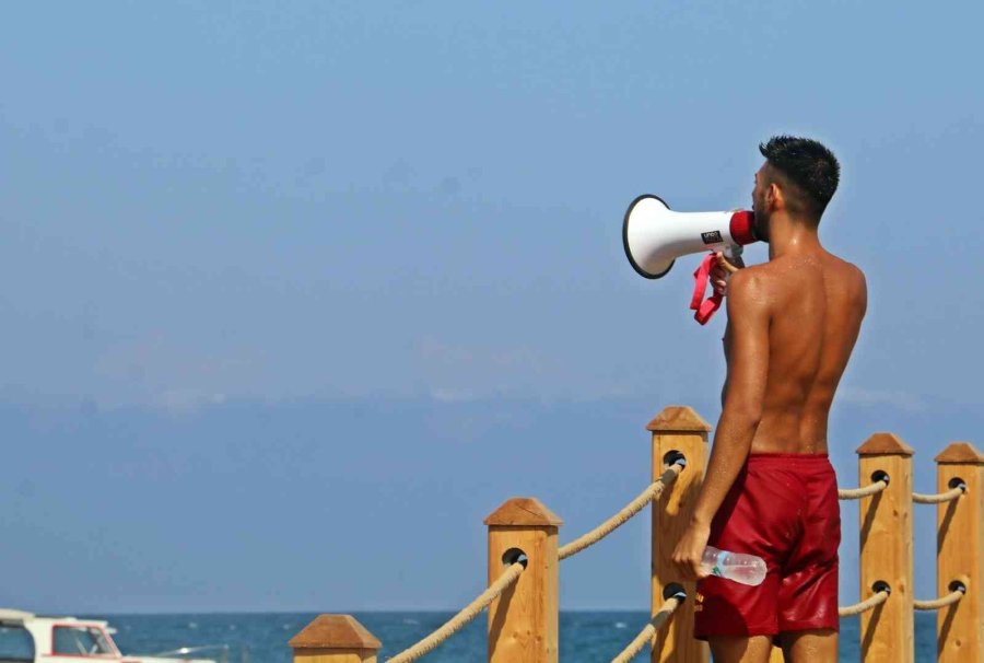 Tatilcilerin Batan Tekne Merakı, Cankurtaranı Canından Bezdirdi