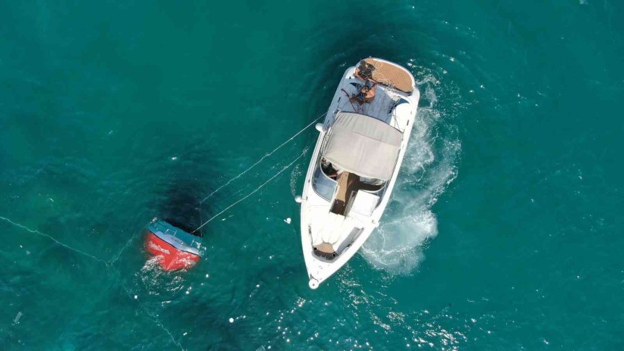 Tatilcilerin Batan Tekne Merakı, Cankurtaranı Canından Bezdirdi