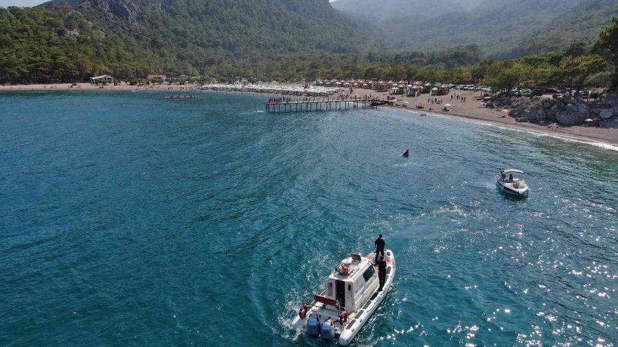 Tatilcilerin Batan Tekne Merakı, Cankurtaranı Canından Bezdirdi