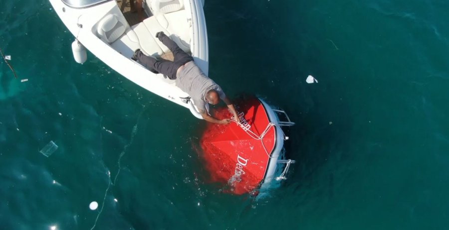 Tatilcilerin Batan Tekne Merakı, Cankurtaranı Canından Bezdirdi