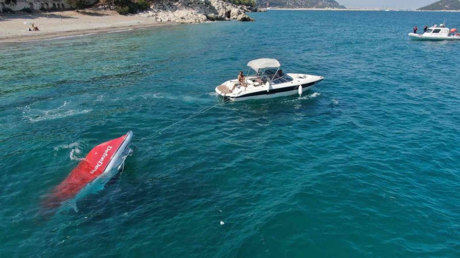 Tatilcilerin Batan Tekne Merakı, Cankurtaranı Canından Bezdirdi