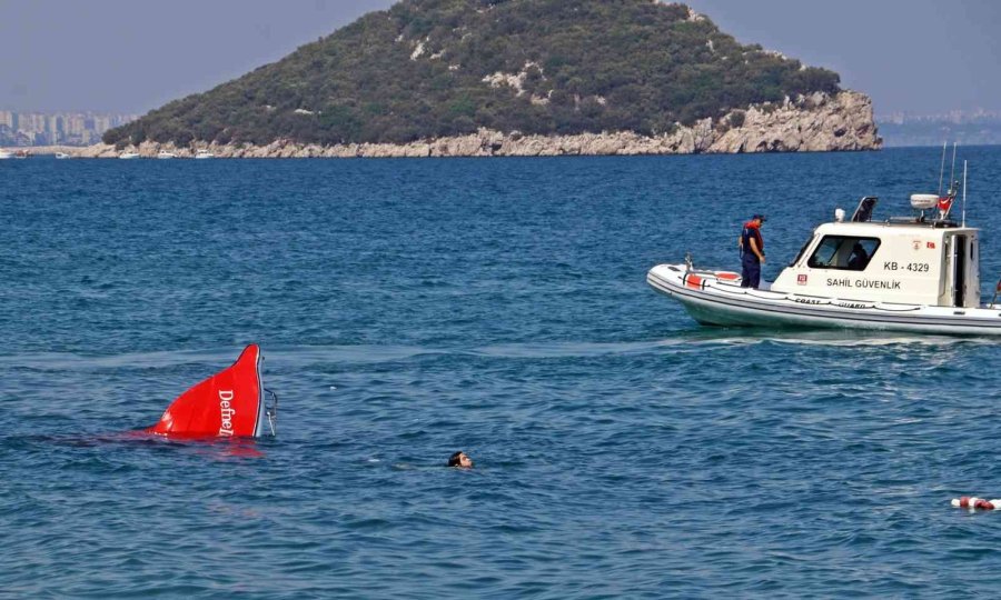 Tatilcilerin Batan Tekne Merakı, Cankurtaranı Canından Bezdirdi