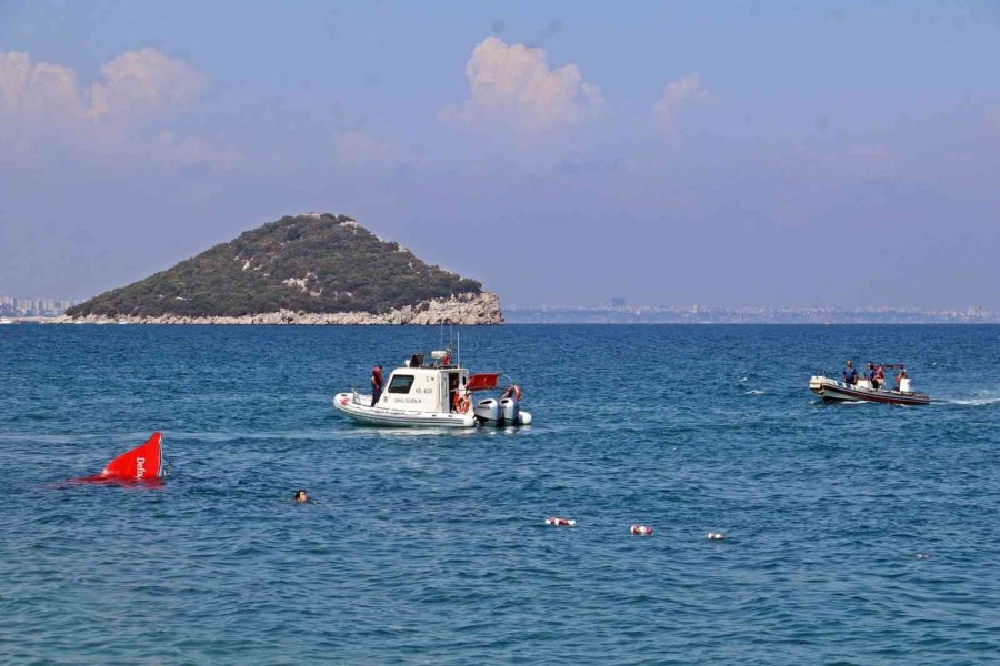 Tatilcilerin Batan Tekne Merakı, Cankurtaranı Canından Bezdirdi