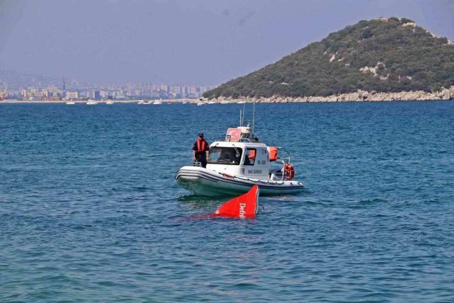 Tatilcilerin Batan Tekne Merakı, Cankurtaranı Canından Bezdirdi