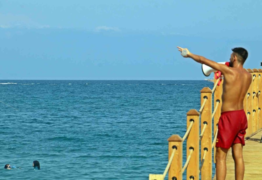 Tatilcilerin Batan Tekne Merakı, Cankurtaranı Canından Bezdirdi