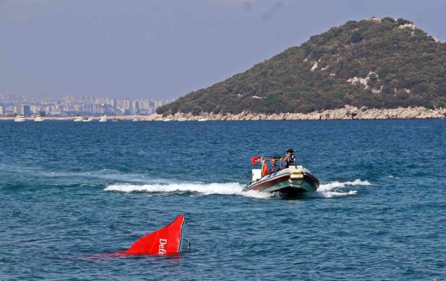 Tatilcilerin Batan Tekne Merakı, Cankurtaranı Canından Bezdirdi