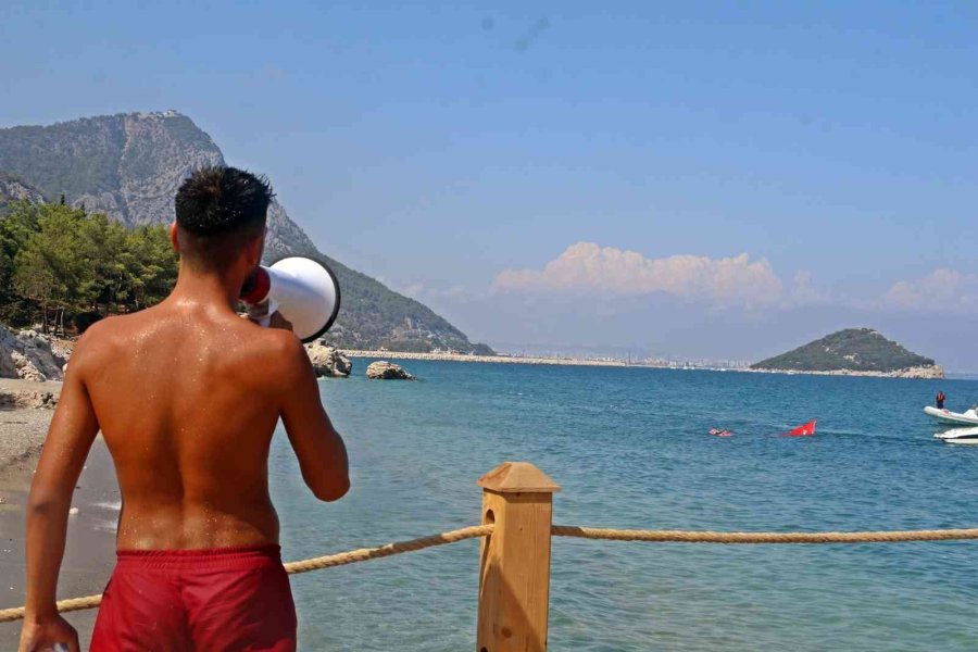 Tatilcilerin Batan Tekne Merakı, Cankurtaranı Canından Bezdirdi