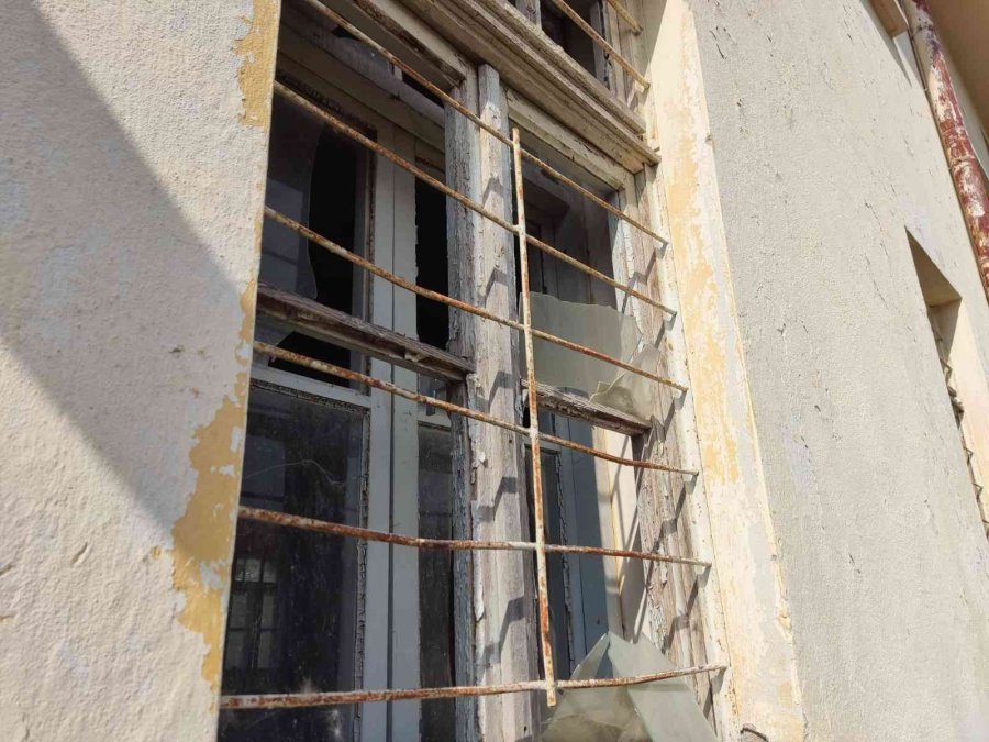 Eski Okul Binaları Harap Halde Bekliyor