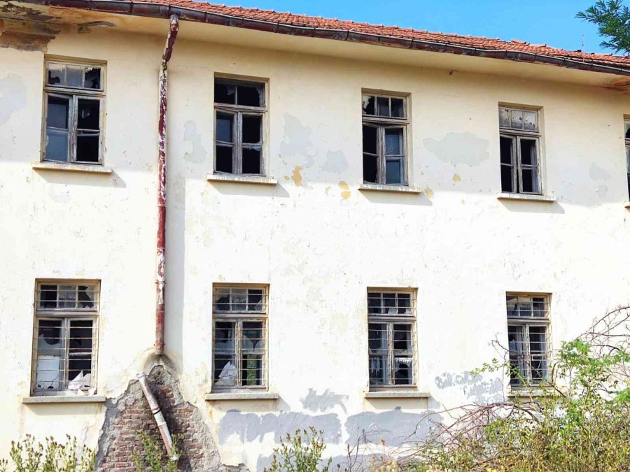 Eski Okul Binaları Harap Halde Bekliyor