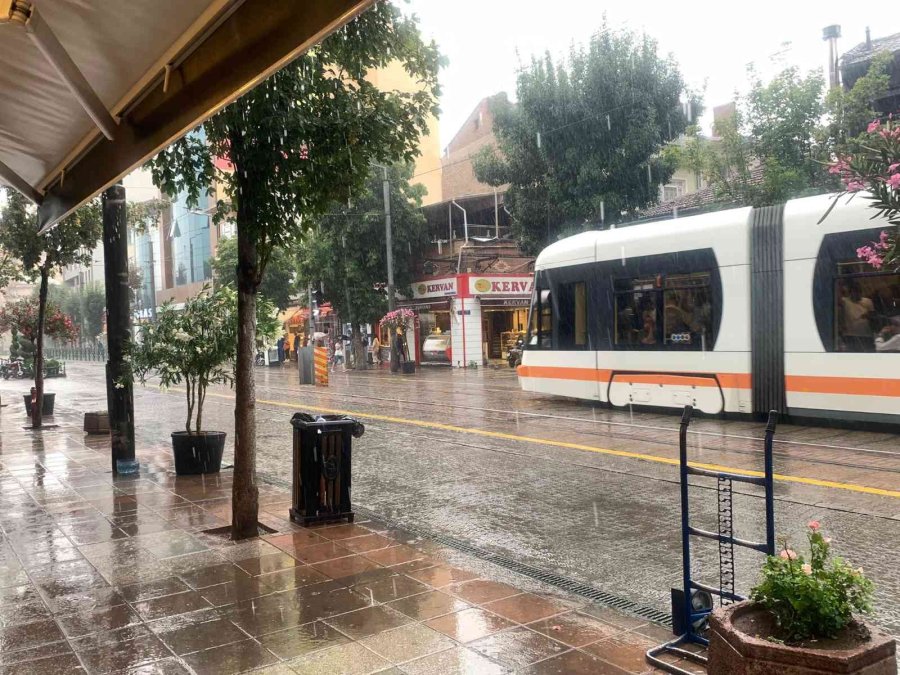 Eskişehir’de Şiddetli Yağış Hayatı Felç Etti