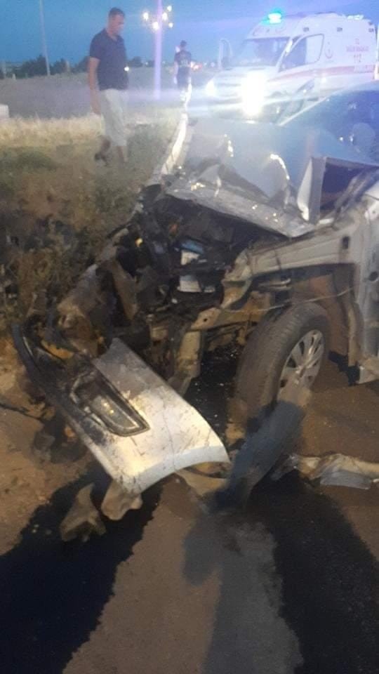 Otomobil Kamyona Çarptı: 4 Kişi Yaralı