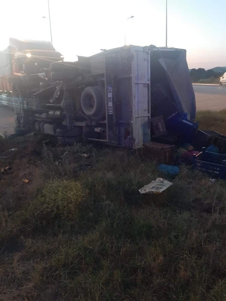 Otomobil Kamyona Çarptı: 4 Kişi Yaralı