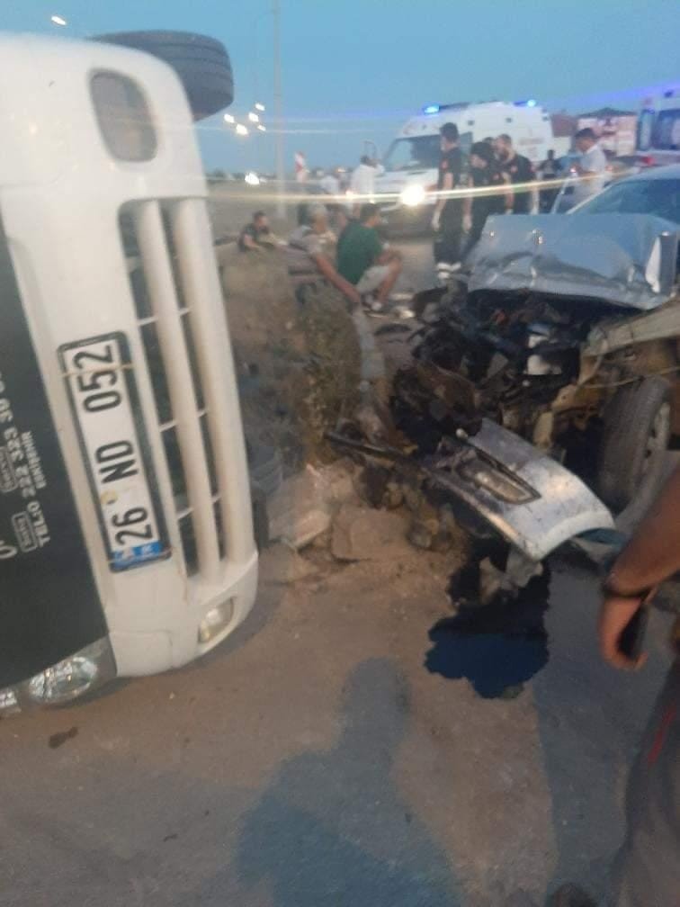 Otomobil Kamyona Çarptı: 4 Kişi Yaralı