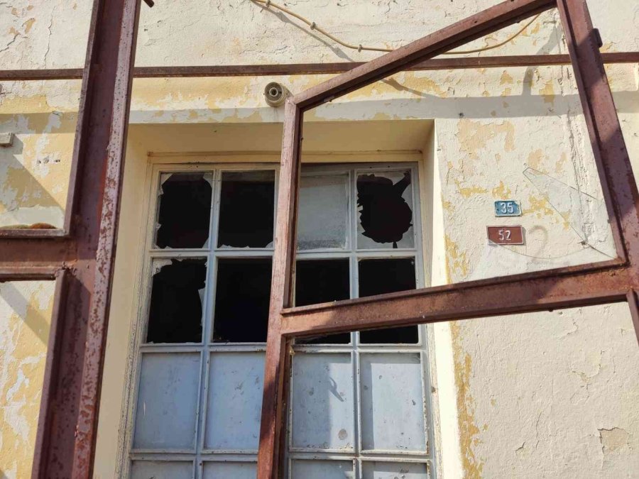 Eski Okul Binaları Harap Halde Bekliyor