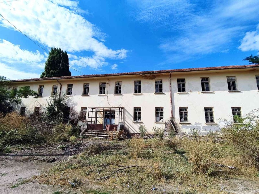 Eski Okul Binaları Harap Halde Bekliyor