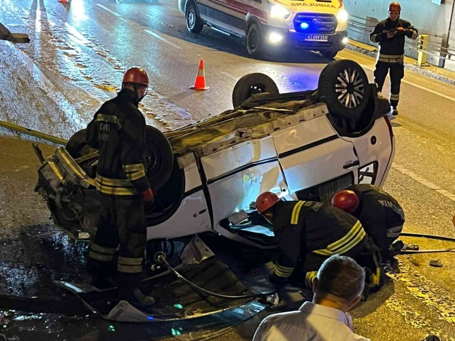 Kontrolden Çıkan Otomobil Alt Geçide Düştü: 2 Yaralı