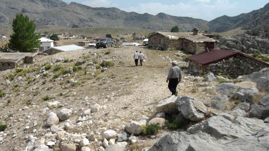 Antalya’nın Toros Dağları’ndaki Kar Obruğu Buzdolabı Gibi Kullanılıyor