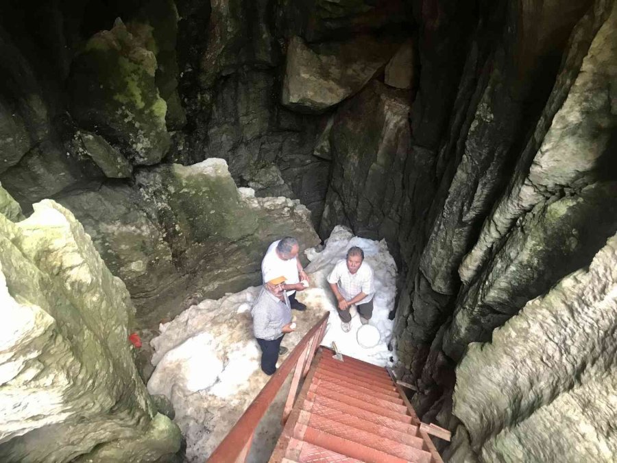 Antalya’nın Toros Dağları’ndaki Kar Obruğu Buzdolabı Gibi Kullanılıyor