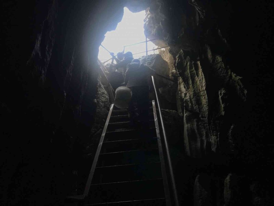 Antalya’nın Toros Dağları’ndaki Kar Obruğu Buzdolabı Gibi Kullanılıyor