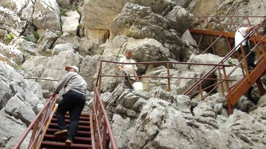Antalya’nın Toros Dağları’ndaki Kar Obruğu Buzdolabı Gibi Kullanılıyor