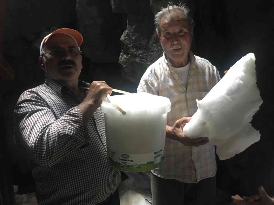 Antalya’nın Toros Dağları’ndaki Kar Obruğu Buzdolabı Gibi Kullanılıyor