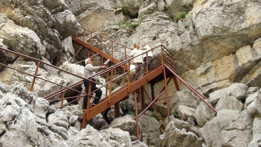 Antalya’nın Toros Dağları’ndaki Kar Obruğu Buzdolabı Gibi Kullanılıyor